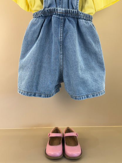 Conjunto Infantil Blusa Mangas Curtas Pingente Amarelo e Jardineira Jeans Bordado Floral - Animê