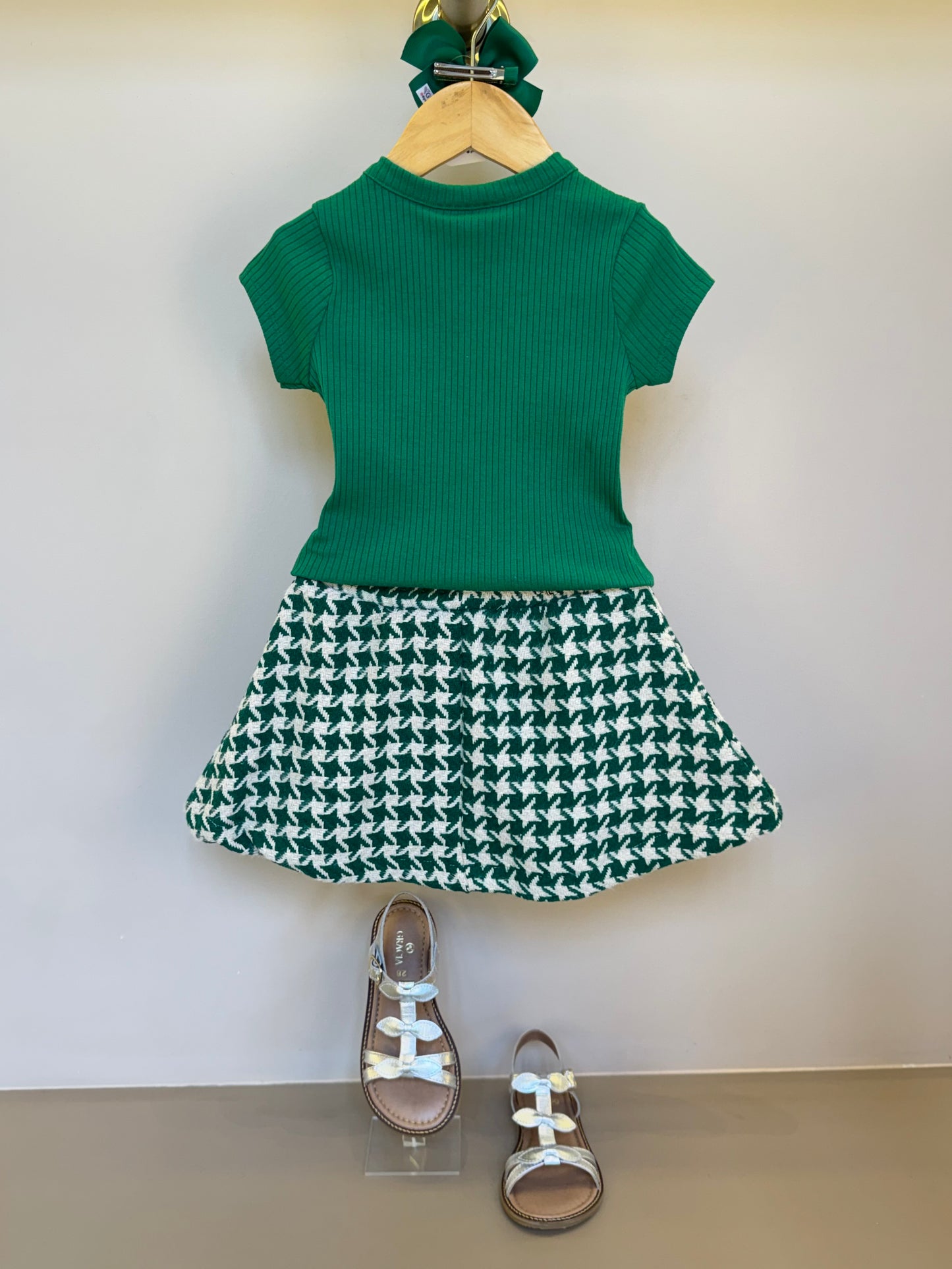 Conjunto Infantil Blusa Canelada Essentials e Saia Tweed Xadrez Verde -Animê