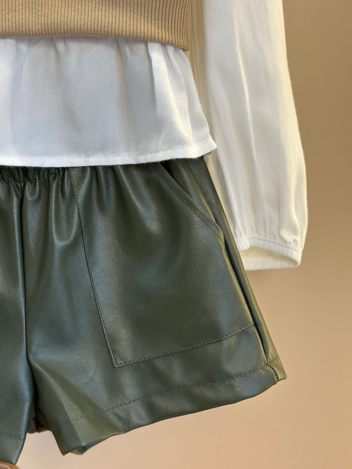 Conjunto Camisa Sobreposição e Shorts  Couro Tech Verde - Infantil