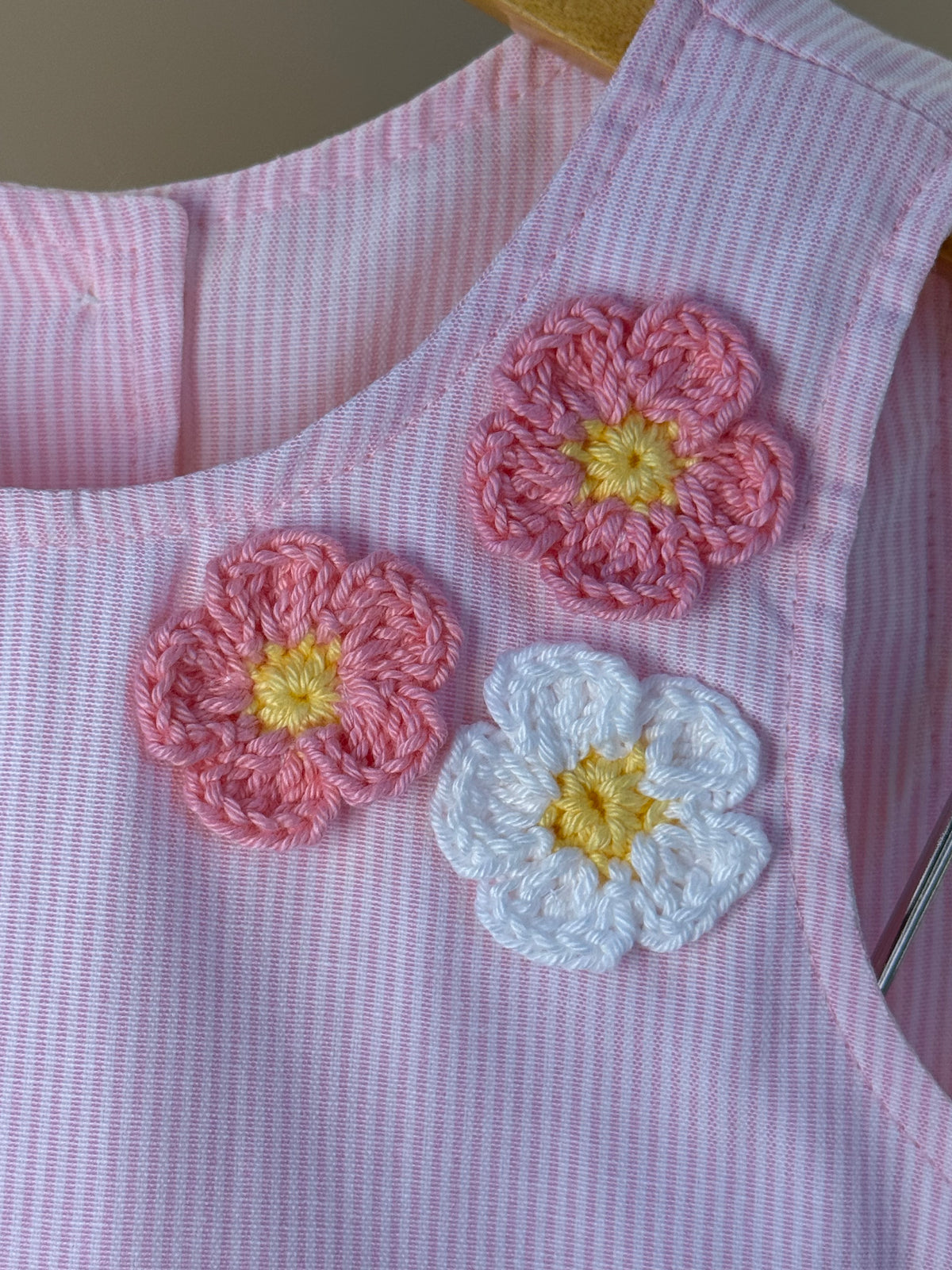 Conjunto Infantil Blusa Com Aplicação de Flor Em Crochê e Shorts - Luluzinha
