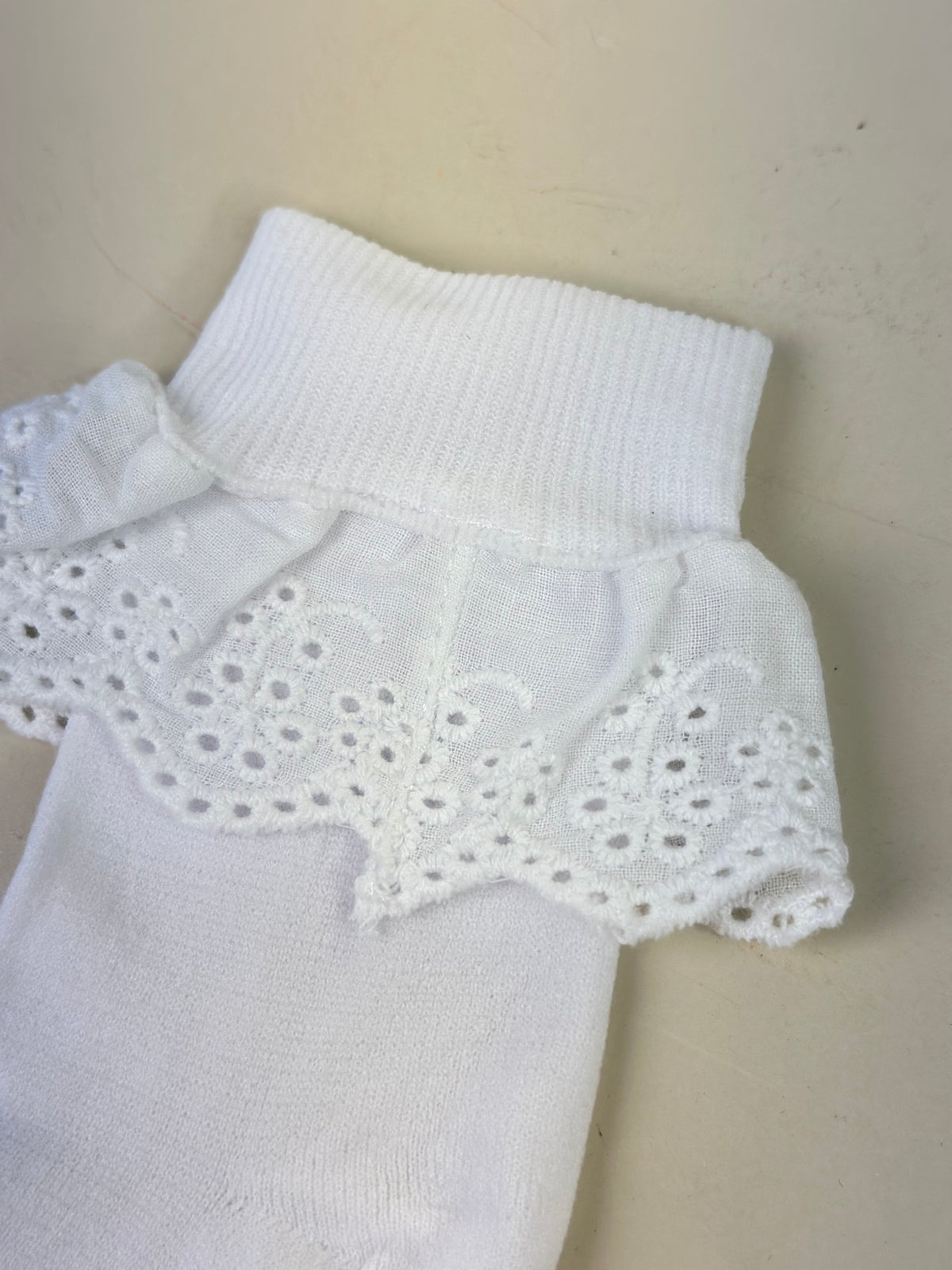 Meia Bebê com Babado Bordado Branco - Roana