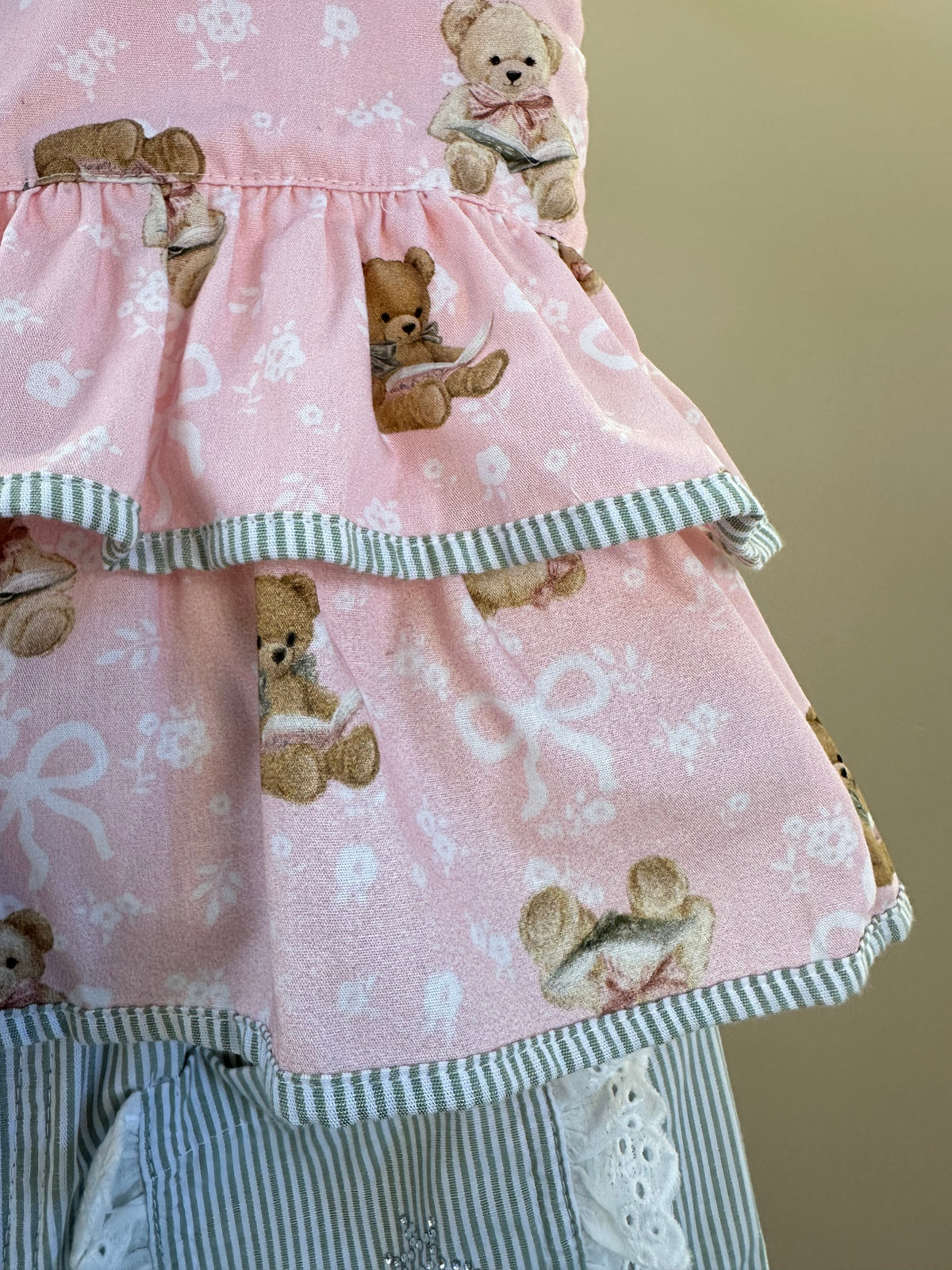 Conjunto Infantil Blusa Algodão Estampa Ursinhos Com Babados e Lacinhos e Shorts Algodão Listrado Bolsos Babadinho de Renda - Pituchinhus