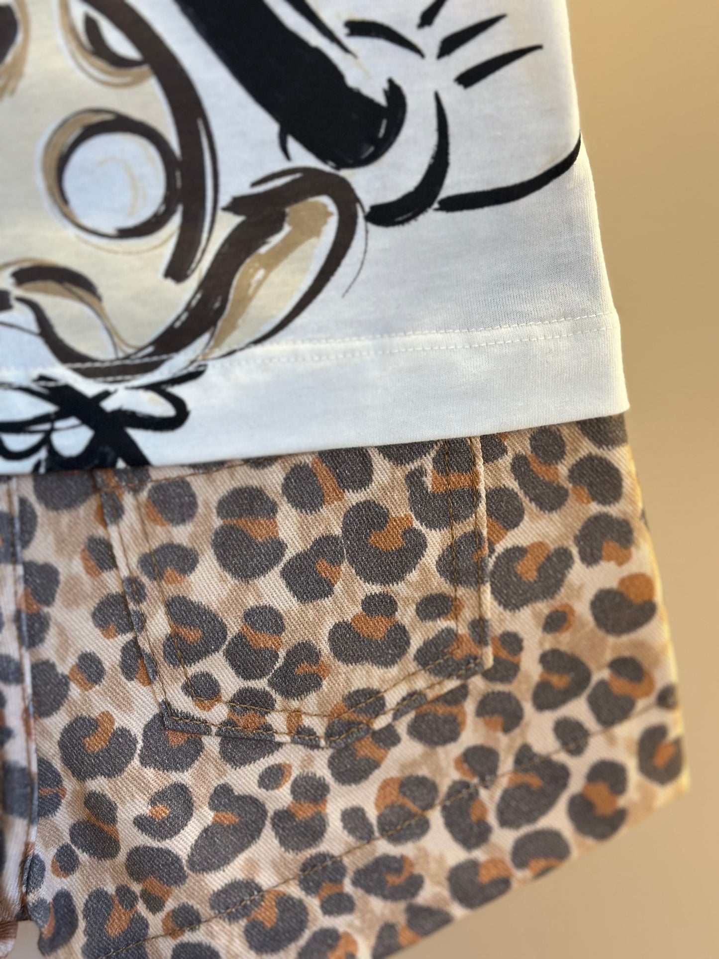 Conjunto Infantil Blusa Minnie Lacinho e Shorts Sarja Animal Print - Animê
