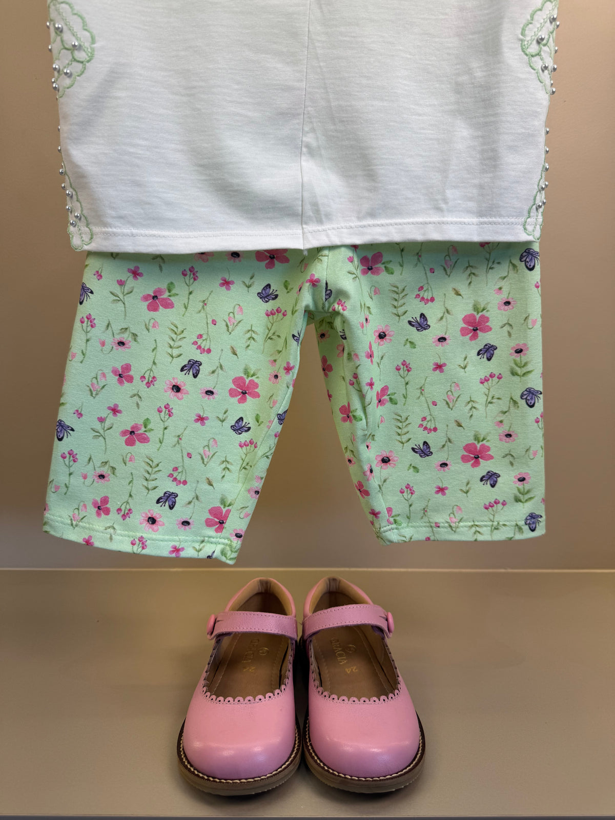 Conjunto Infantil Blusa Bordado Pérolas e Shorts Legging Verde Estampado - Petit Cherie