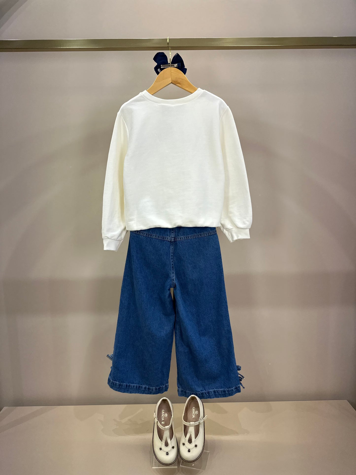 Conjunto Infantil Feminino Casaco Daisy Laço Off White com Calça Jeans Reta Laços Jeans Casual - Momi