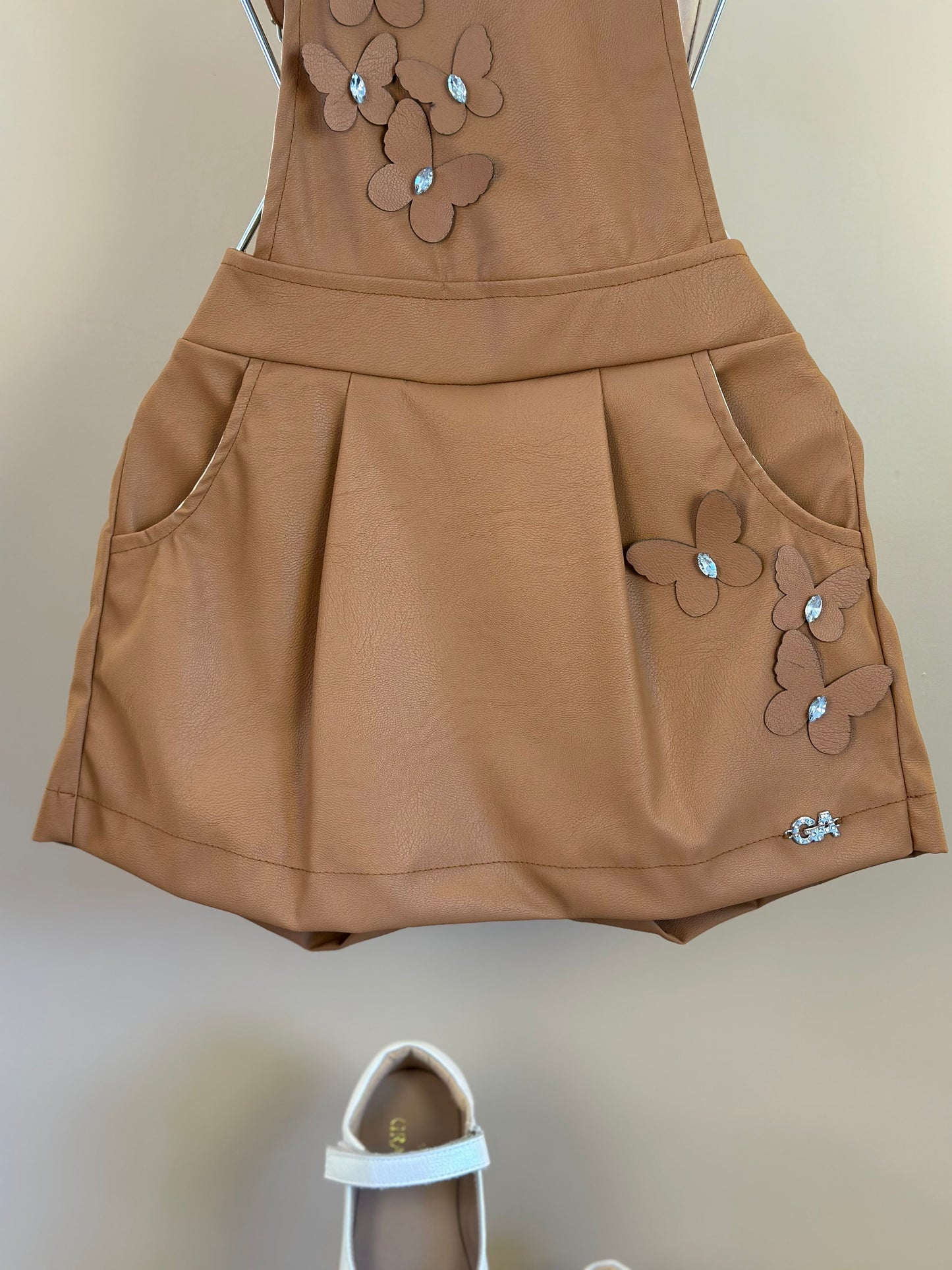 Jardineira Like Leather Borboletas Caramelo  - Gabriela Aquarela
