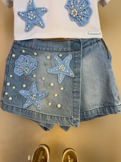 Conjunto Infantil Blusa Algodão Conchas e Shorts-saia Jeans Bordados e Crochê Estrelas do Mar - Luluzinha