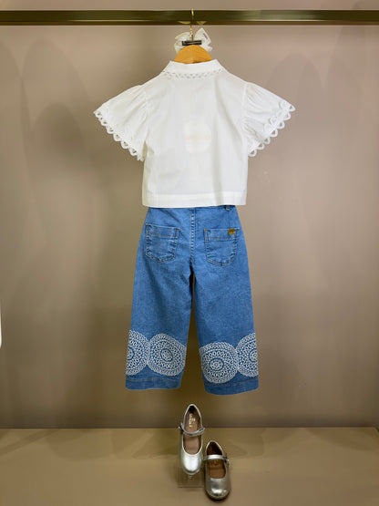 Conjunto Infantil Camisa Off White Gola Rendinha e Calça Jeans Bordado - Animê
