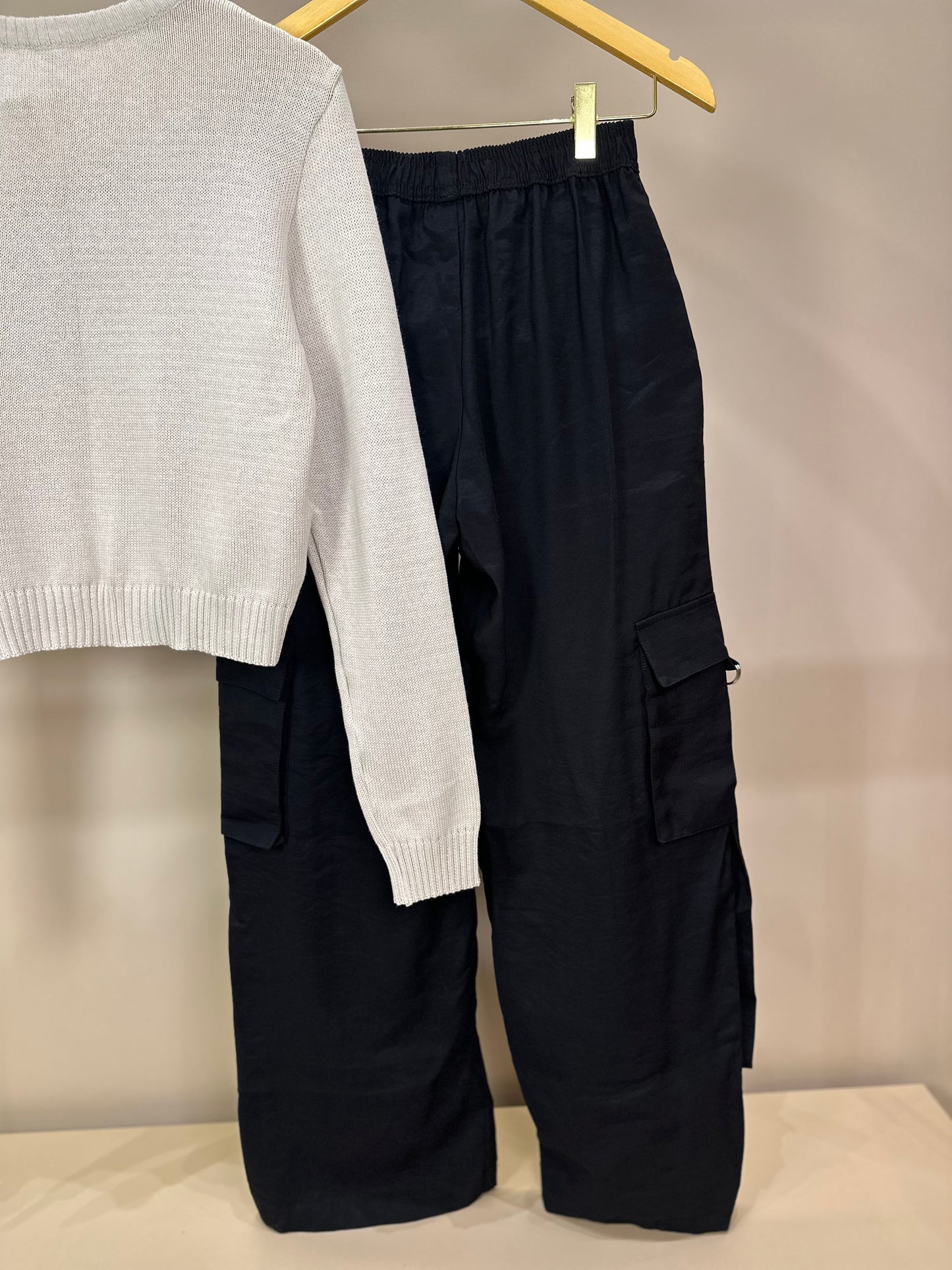 Conjunto Teen Suéter Tricot Dog Tennista Bege e Calça Cargo Wide Leg Preta - Two In