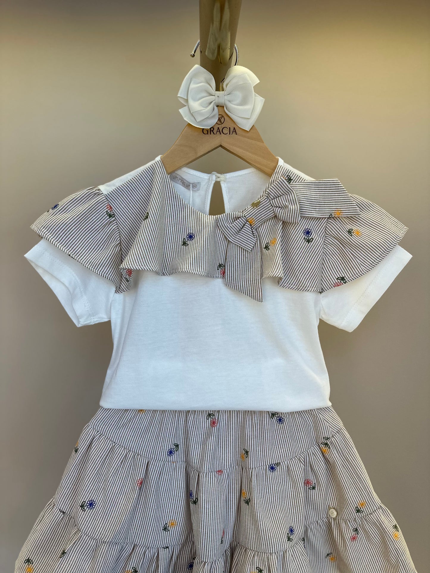 Conjunto Infantil blusa Gola Babado e Saia Tricoline Listrada Com Bordado - Um Mais Um