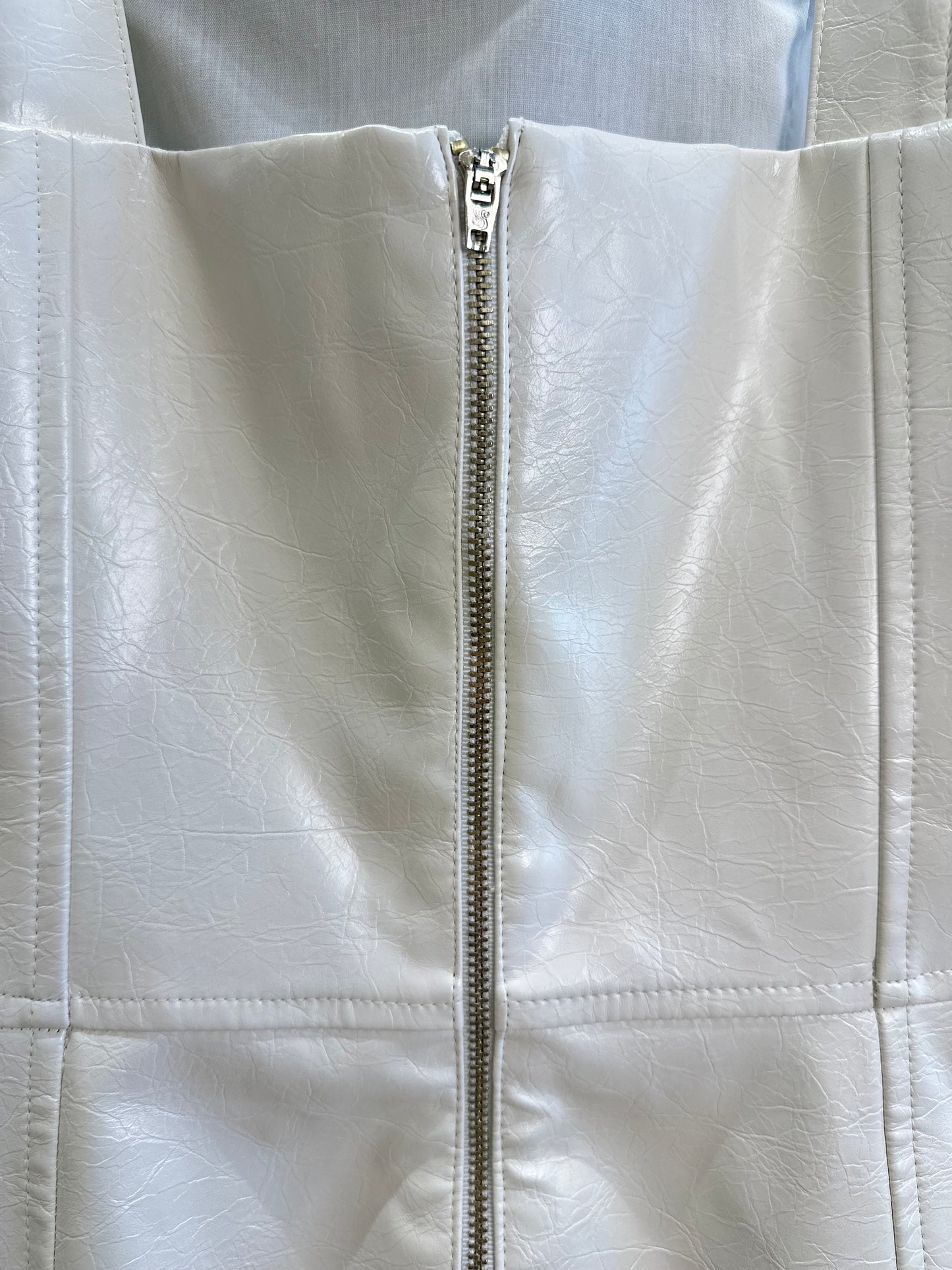 Vestido Teen Couro Tech Alça Botões Off White - Two In