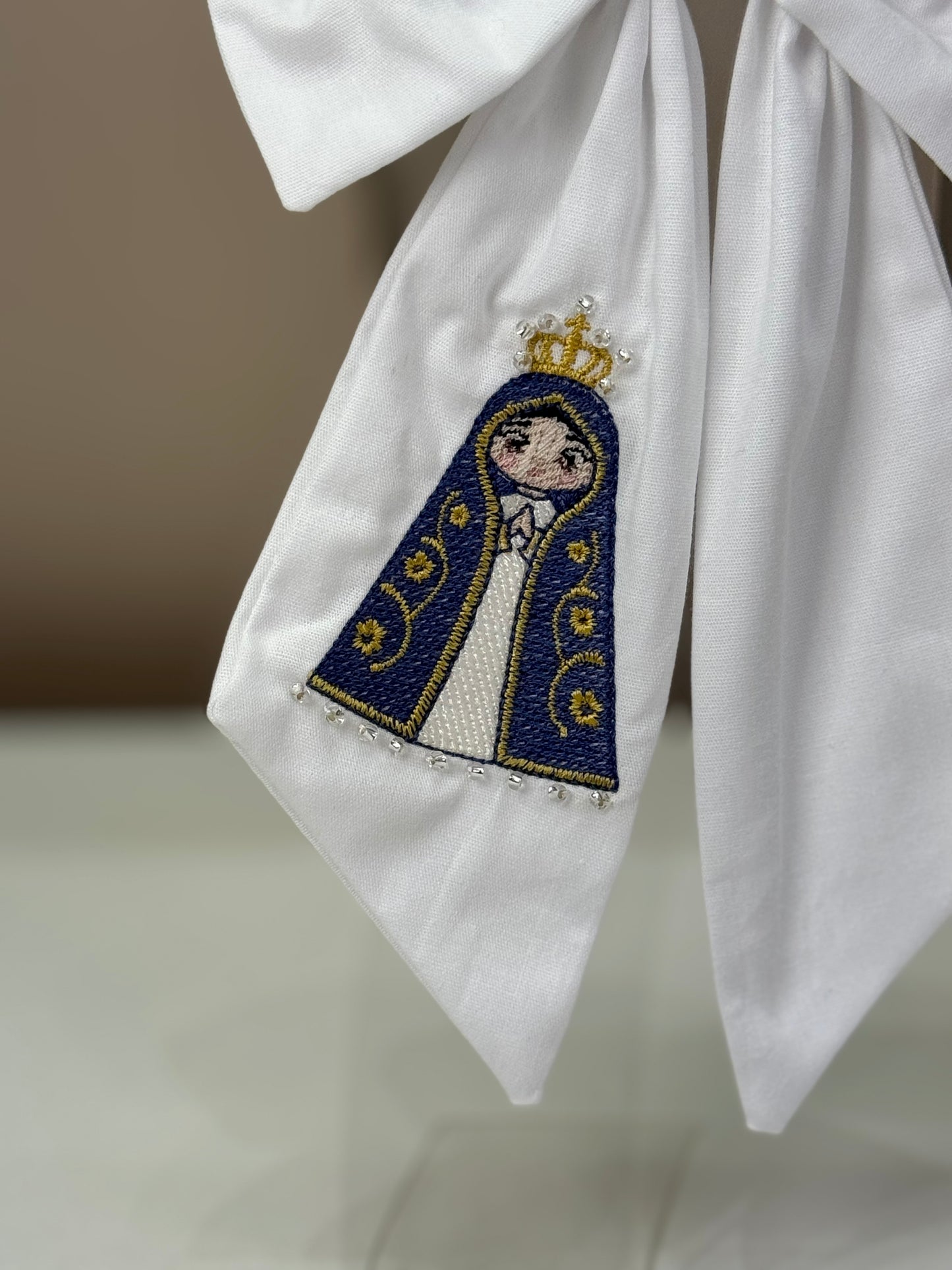 Laço Infantil Luxo Branco Bordado Nossa Senhora Aparecida - Roana