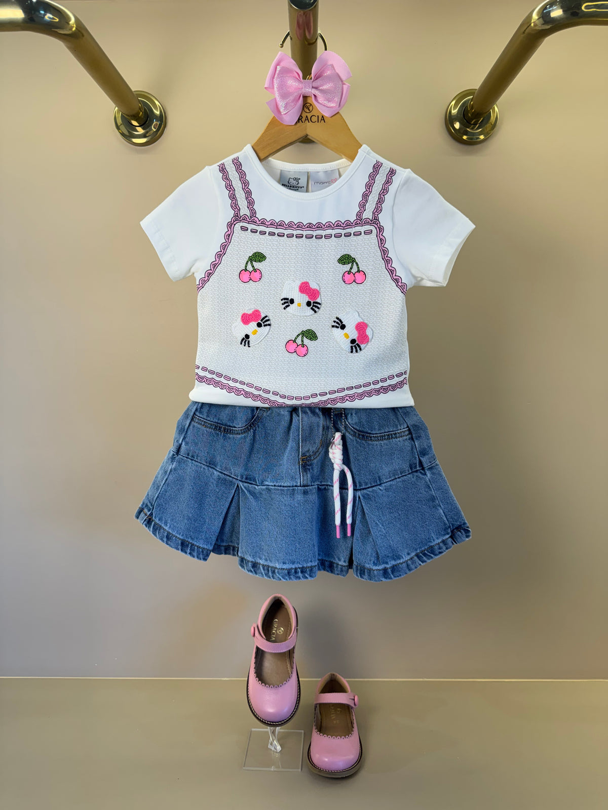 Conjunto Infantil Blusa Hello Kitty Bordado e Saia Jeans Pregas Com Pingente - Momi