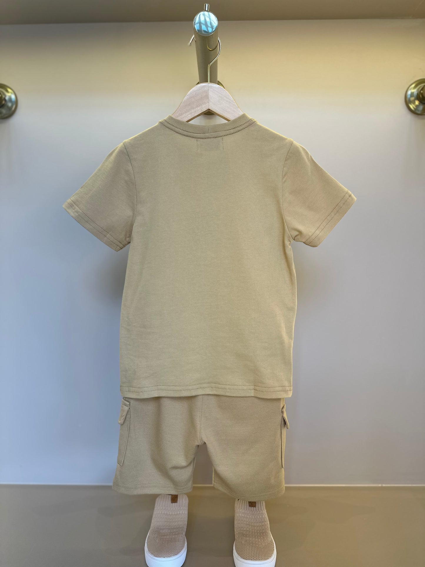 Conjunto Infantil Camiseta Algodão Teddy Natal e Bermuda Ponto Roma Bolsos Cargo Bege - Dame