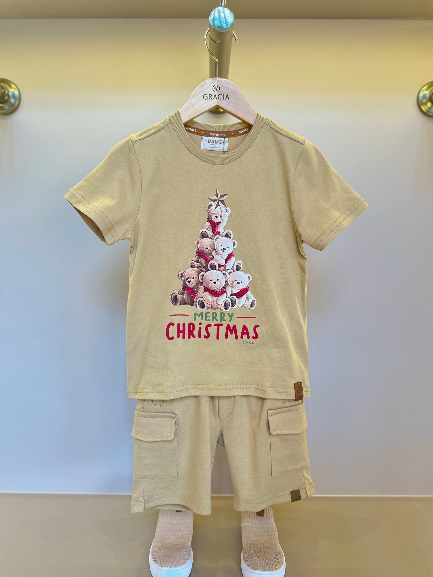 Conjunto Infantil Camiseta Algodão Teddy Natal e Bermuda Ponto Roma Bolsos Cargo Bege - Dame