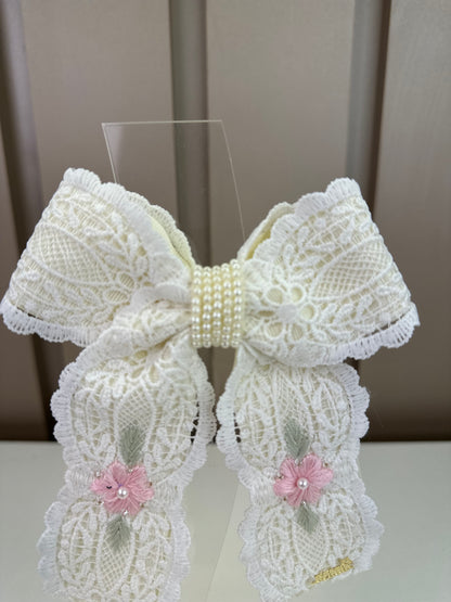 Laço Infantil Duplo Revestido Renda Bordado Flor Miolo Pérolas Marfim - Roana