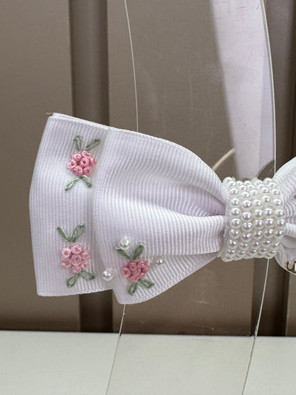 Presilha Infantil Laço Branco Bordado Flores e Miolo Pérolas- Roana