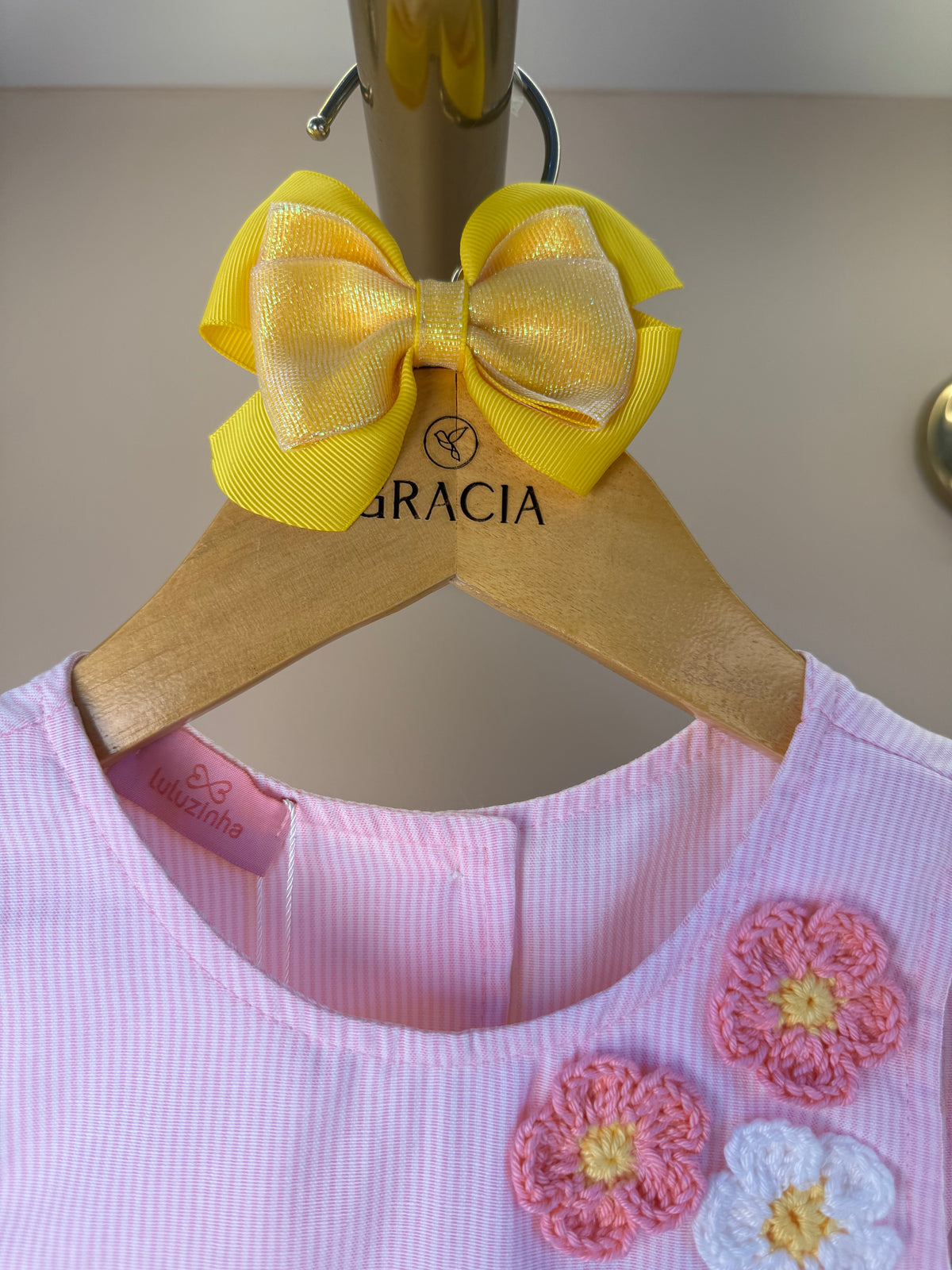 Conjunto Infantil Blusa Com Aplicação de Flor Em Crochê e Shorts - Luluzinha