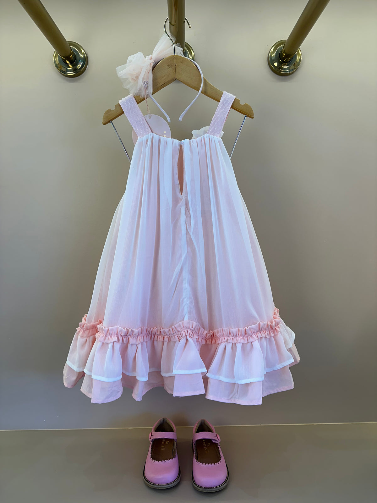 Vestido Infantil Fluído com Babados e Aplicacão Buque de Flores Salmão - Gabriela Aquarela