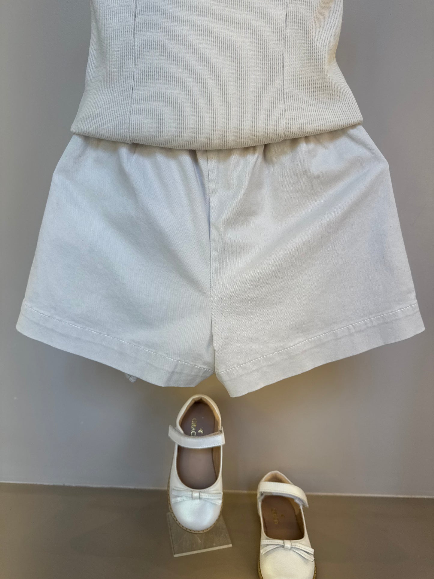 Conjunto Infantil Blusa Lacinho Bordado Bege e Saia-shorts Sarja Babadinho Bege - Pituchinhus