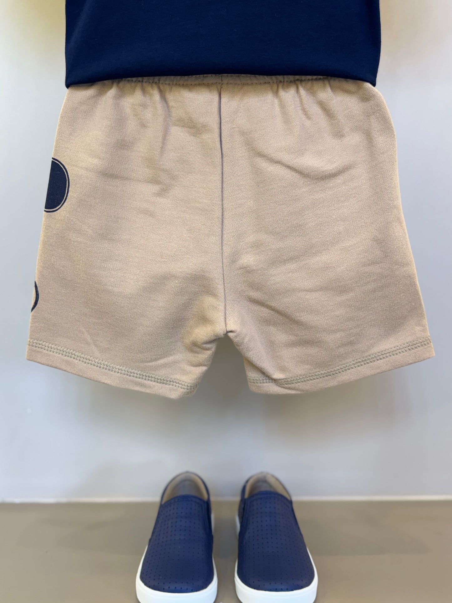 Conjunto Infantil Camiseta Marinho Mickey e Bermuda Bege - Youccie