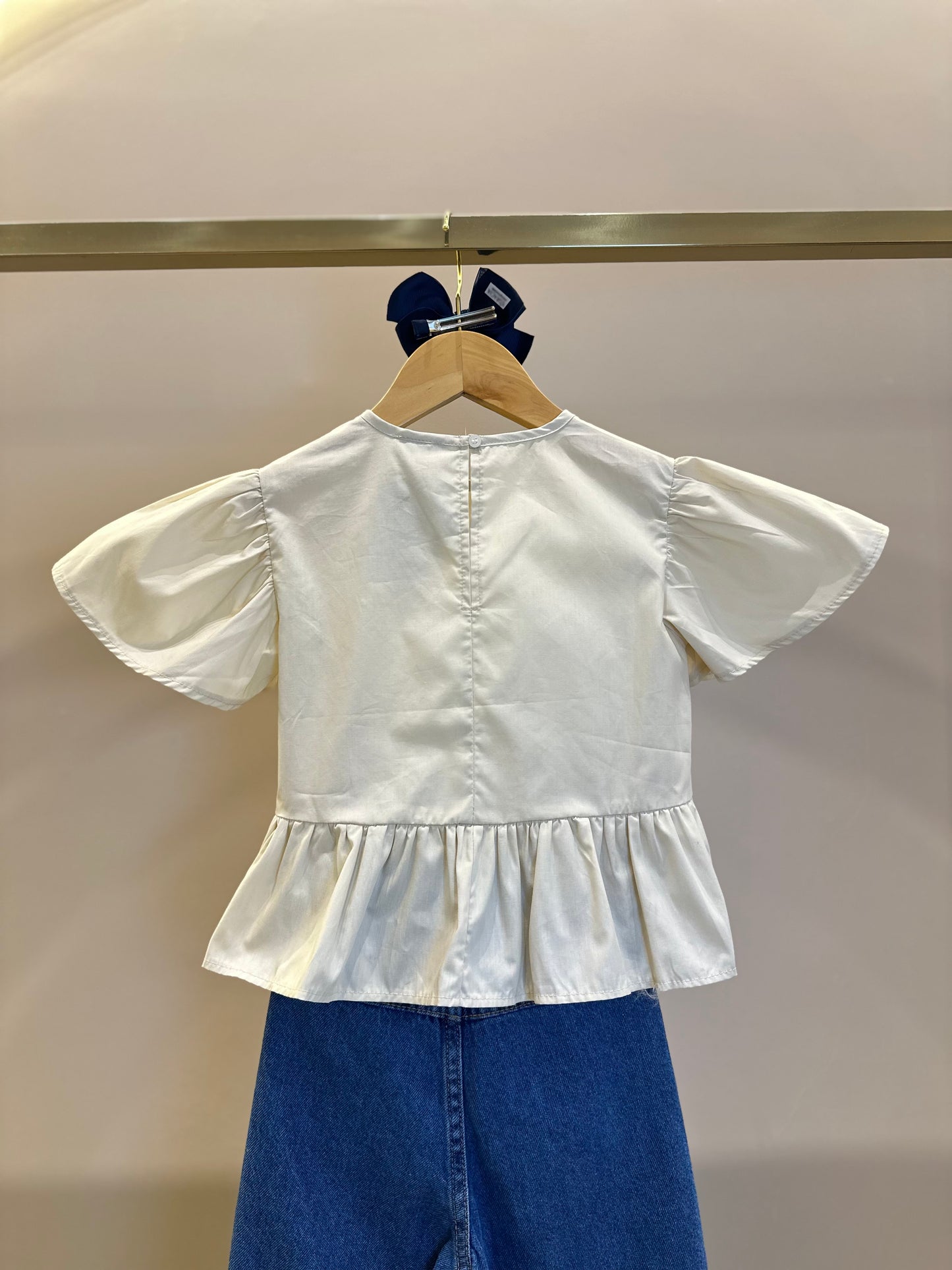 Conjunto Infantil Blusa Bordado Flores Bege e Calça Jeans Reta Laços - Momi