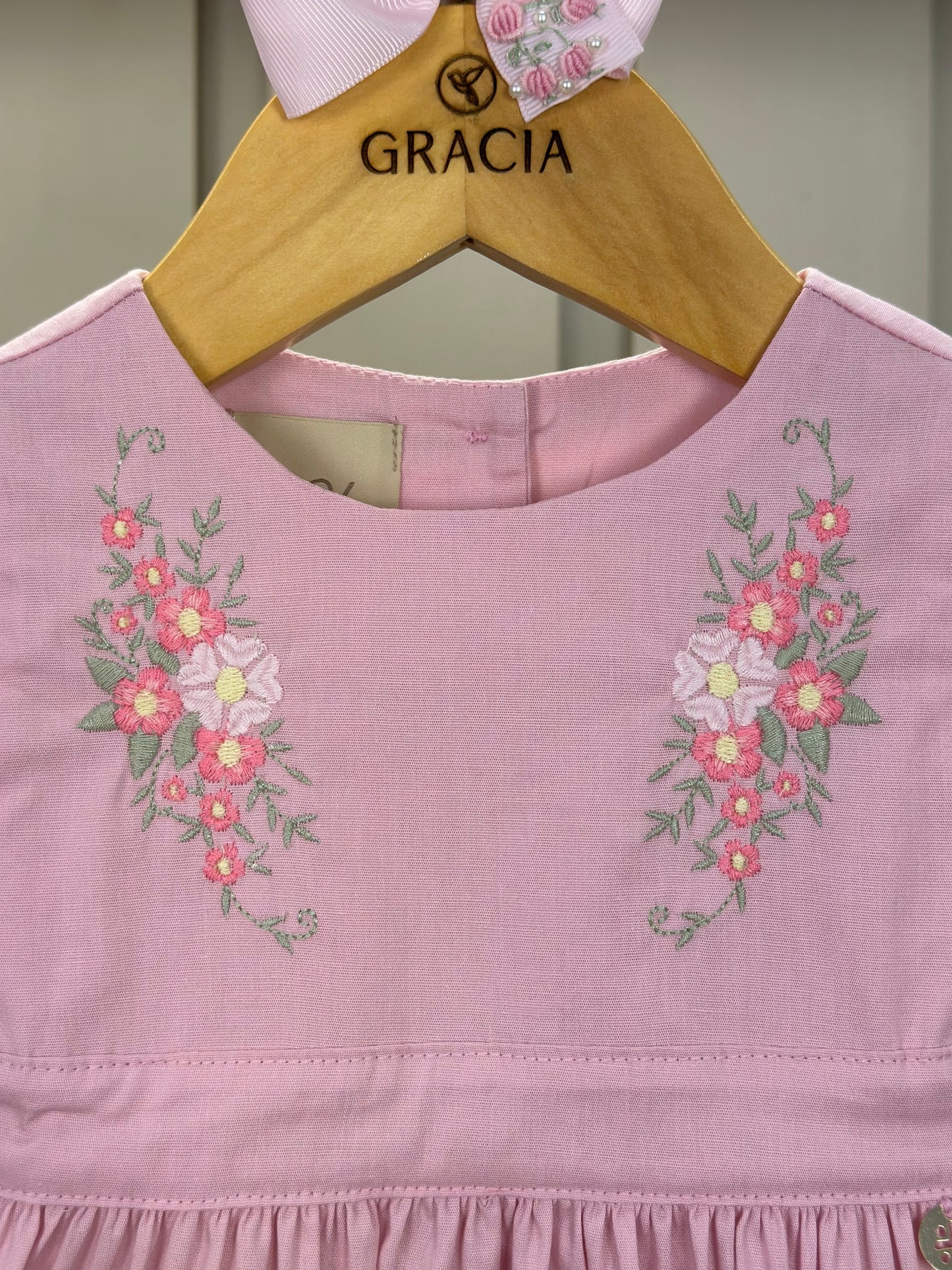 Vestido Bebê Algodão Rodado Bolsos e Bordado Floral Rosa Claro - Um Mais Um