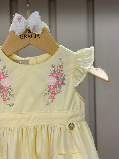 Vestido Bebê Algodão Rodado Bolsos e Bordado Floral Amarelo Claro - Um Mais Um