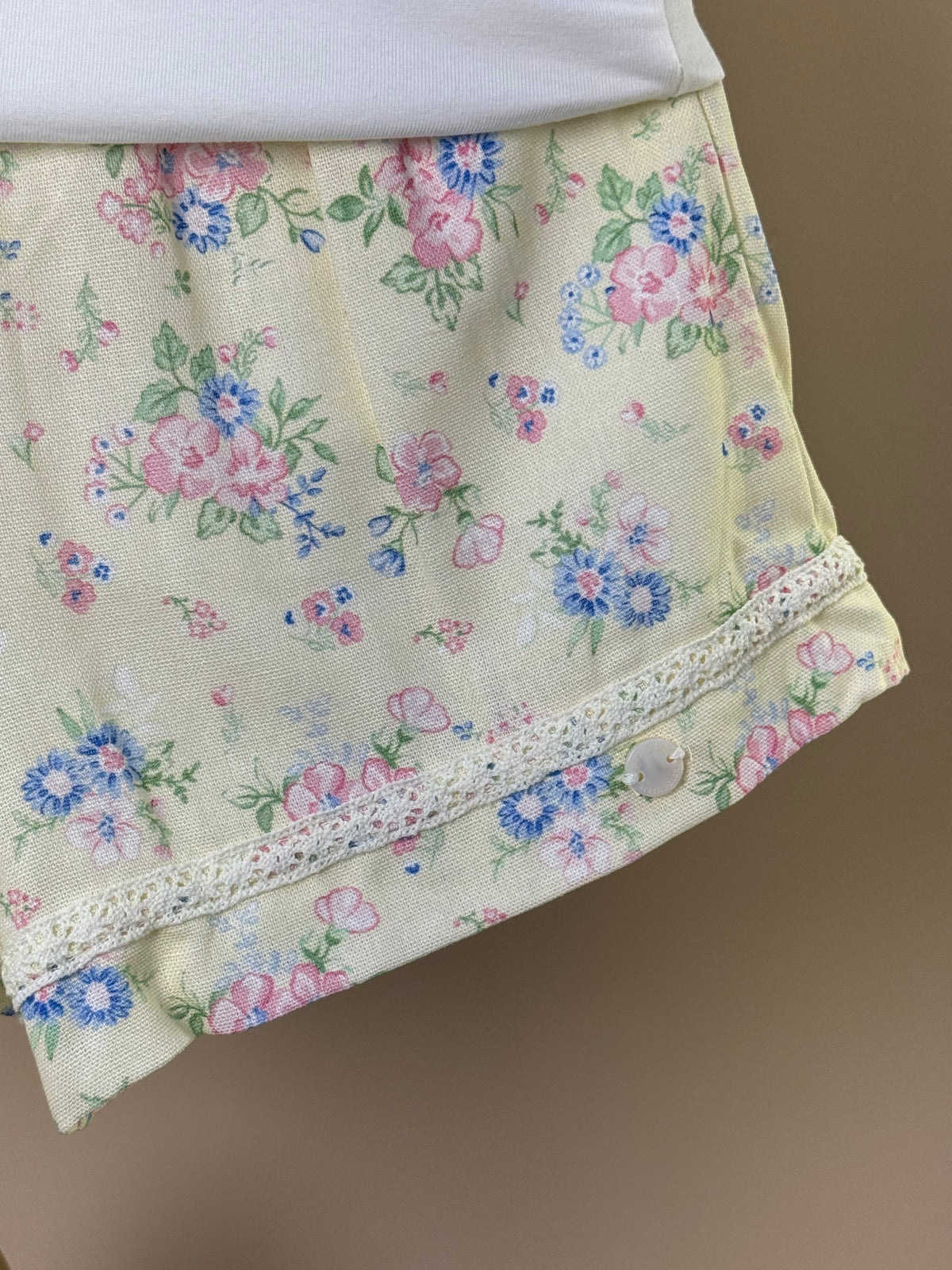 Conjunto Infantil Blusa Strass e Shorts Amarelo Estampa Florais - Petit Cherie