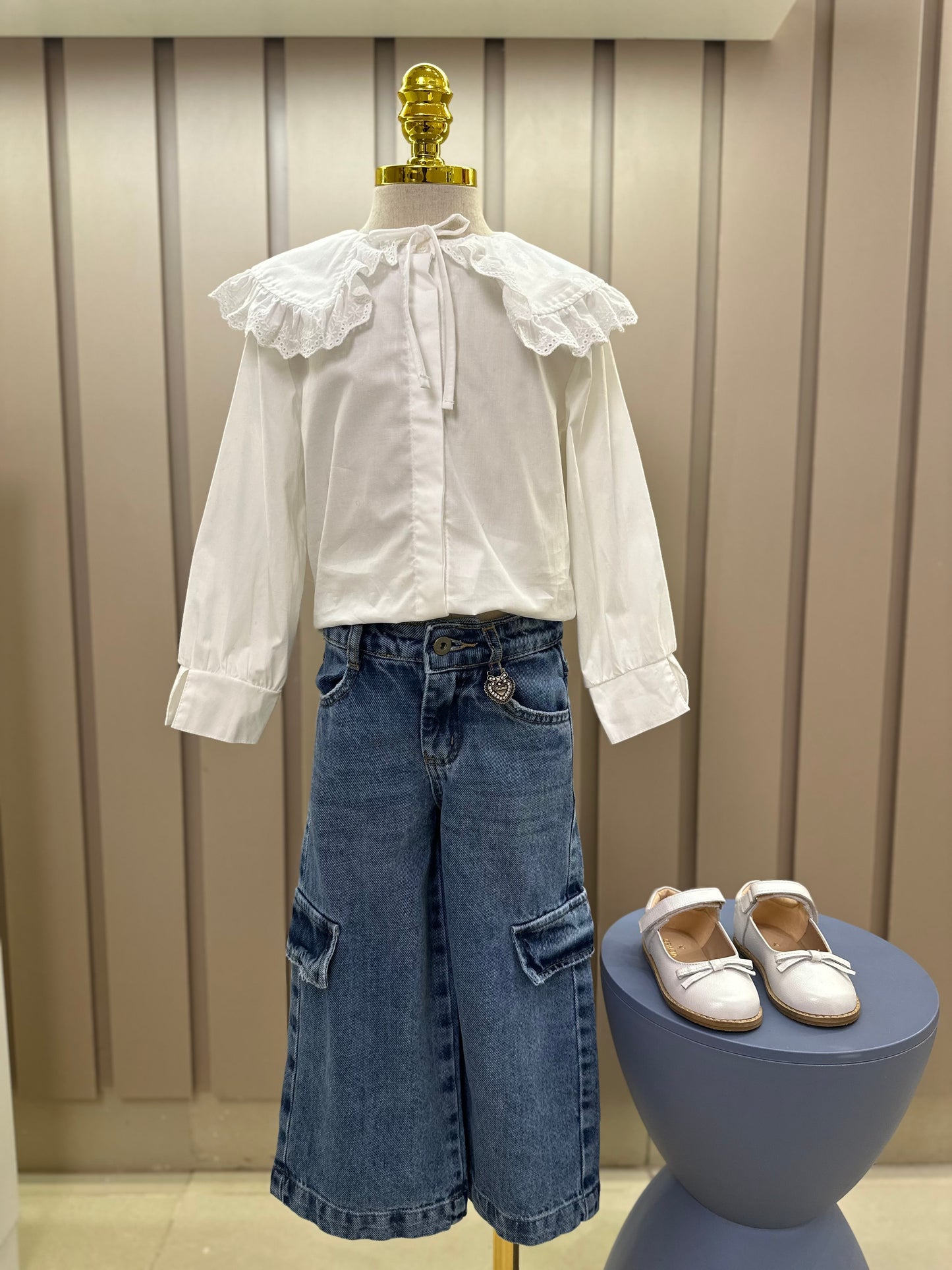 Conjunto Infantil Trio Colete Balonê Mini-Joia, Camisa Gola Babados Rendas e Calça Jeans Bolsos Laterais Mini-Joia - Animê