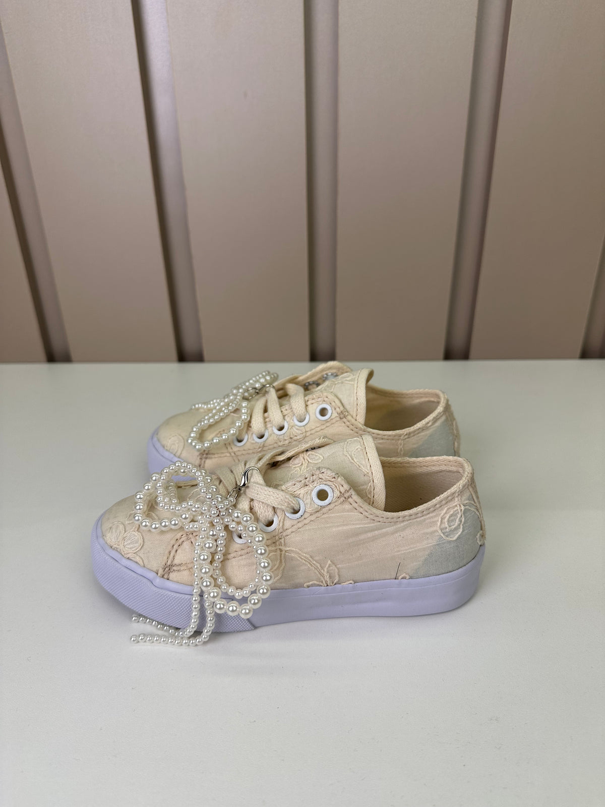 Tênis Infantil Casual Rendado Laço Pérolas Off White - Luluzinha
