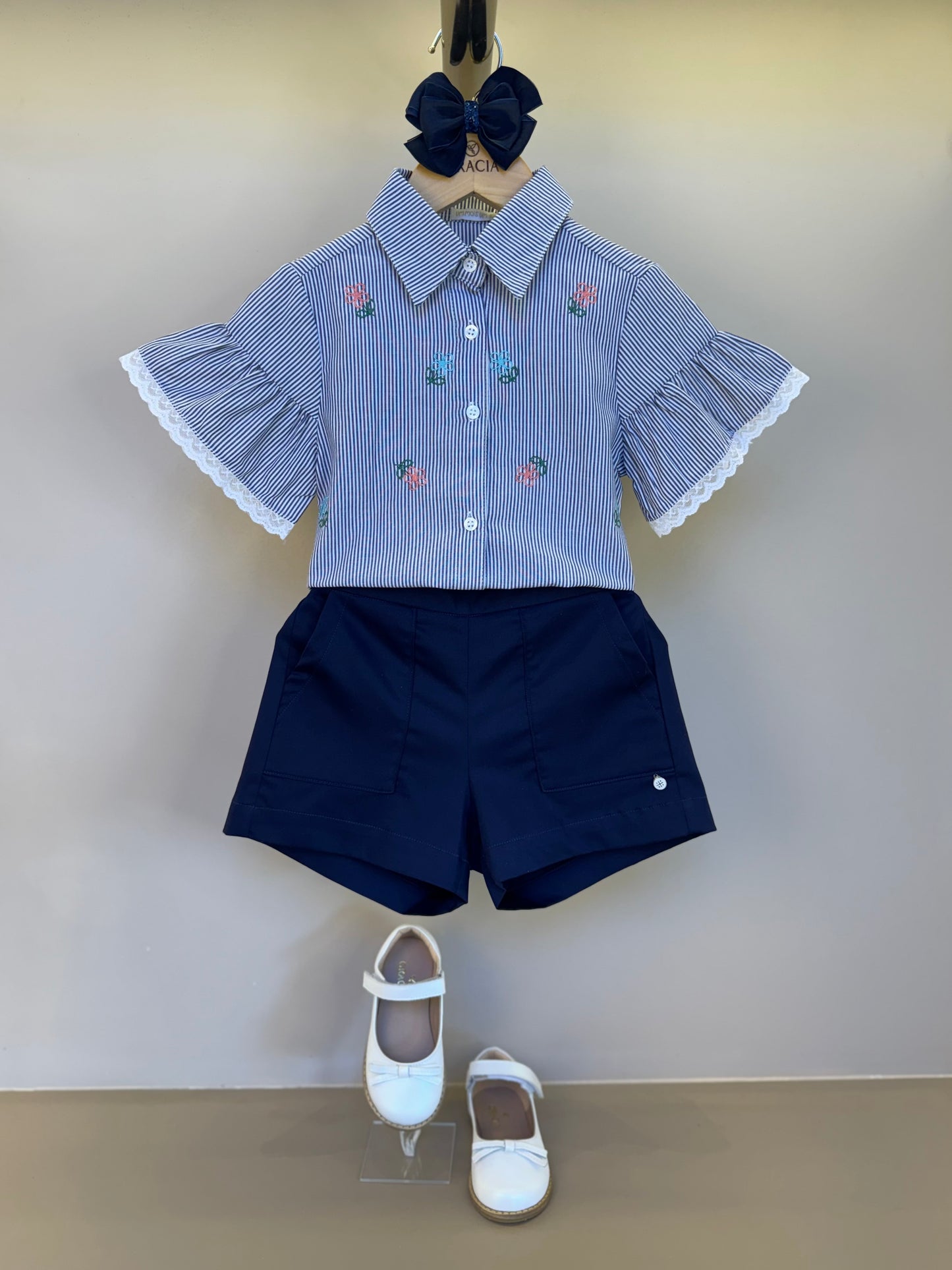 Conjunto Infantil Camisa Listrada Bordada e Shorts Sarja Marinho - Um Mais Um