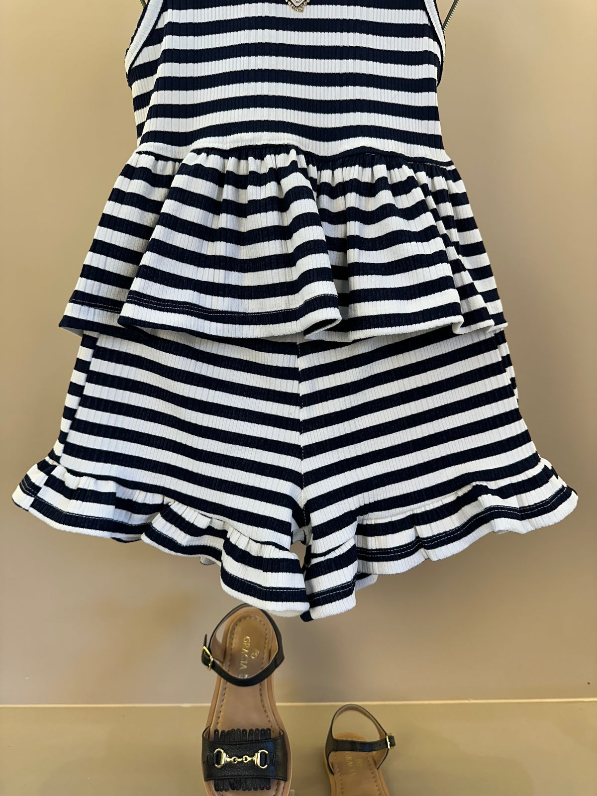 Conjunto Infantil Blusa Malha Listrada Com Amarração Nas Costas e Shorts Com Babadinho- Luluzinha