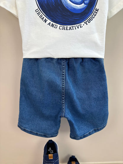 Conjunto Infantil Camiseta Branca Faixa Azul Urso Costas e Bermuda Jeans - Youccie
