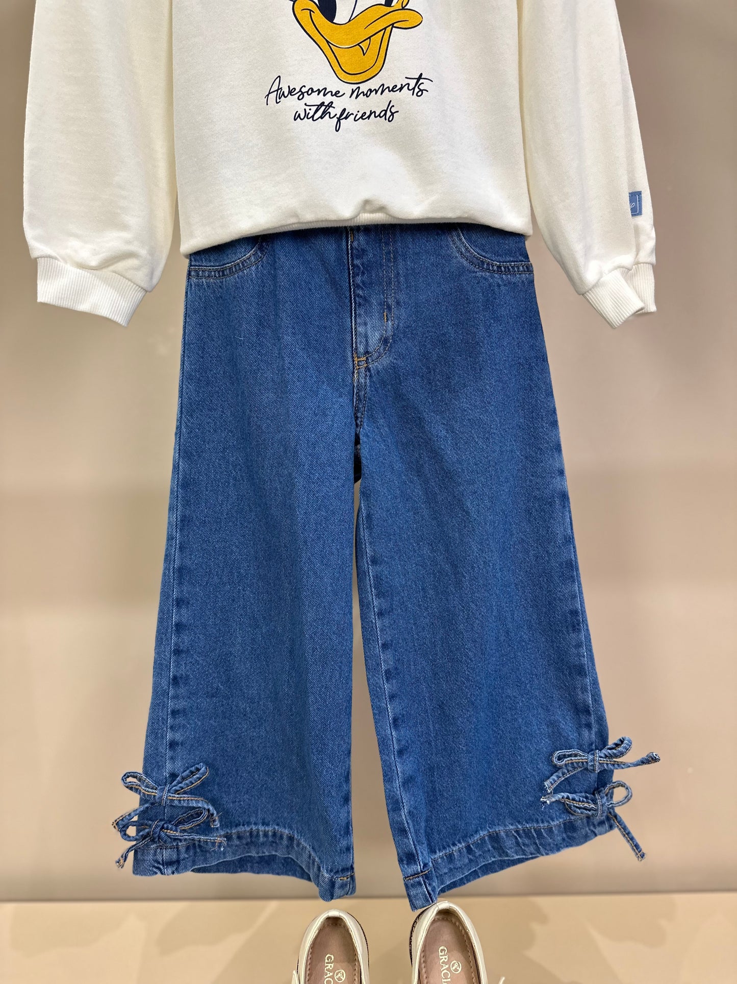 Conjunto Infantil Feminino Casaco Daisy Laço Off White com Calça Jeans Reta Laços Jeans Casual - Momi