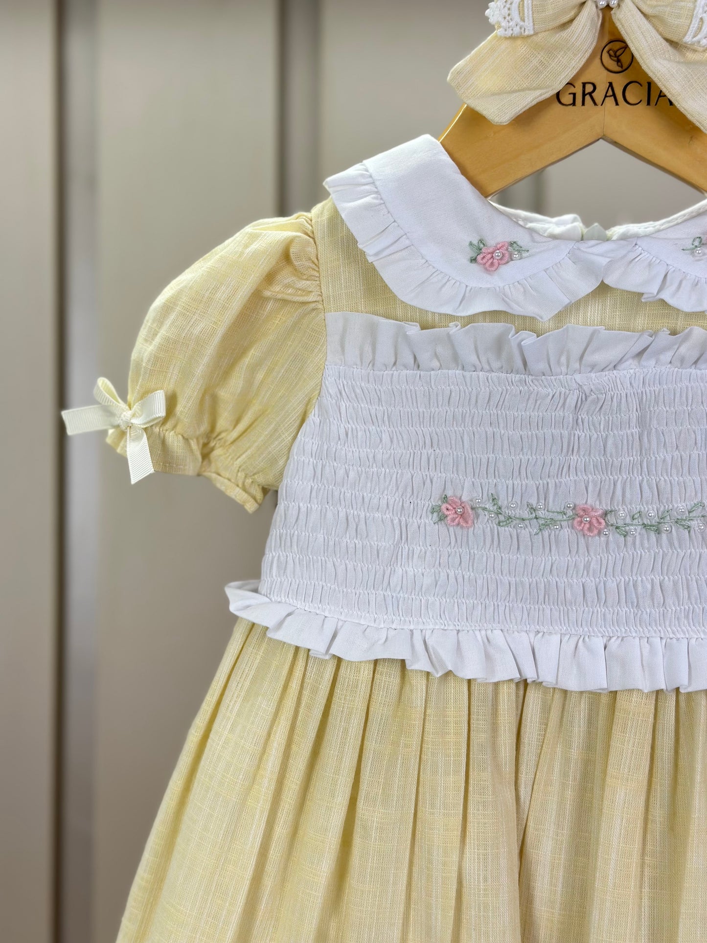 Vestido Infantil Clássico Algodão Golinha e Busto Brancos Bordados Amarelo - Roana