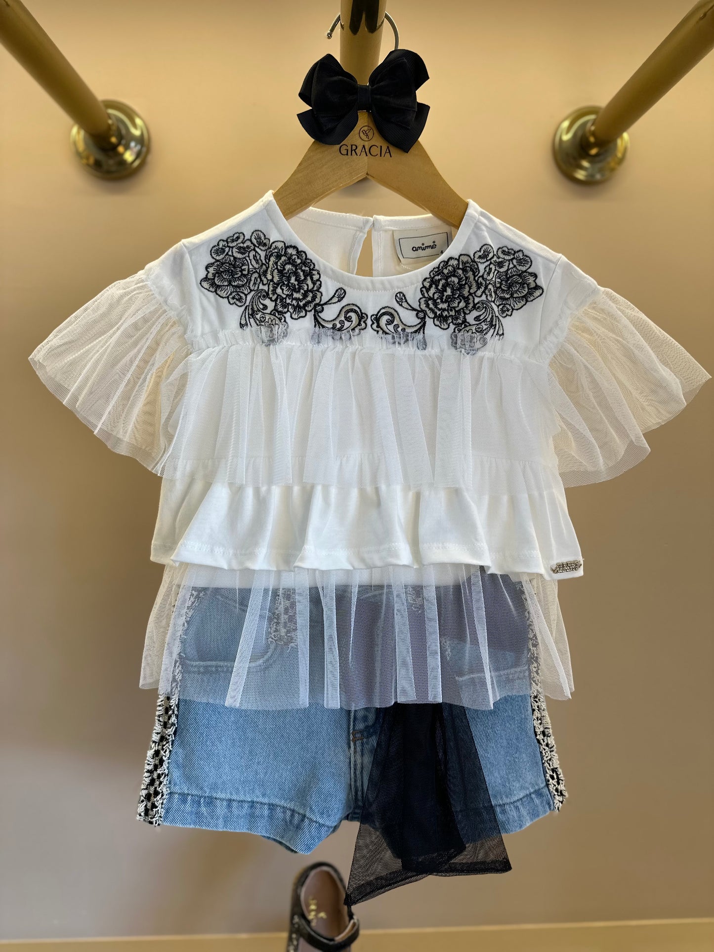 Conjunto Infantil Blusa  Bordada e Babados Pérola e Shorts Jeans Laço Preto - Animê