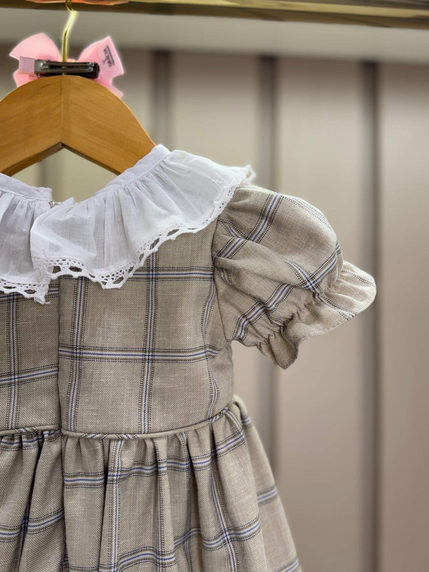 Vestido Infantil Clássico Bege Bordado Flores e Golinha - Roana