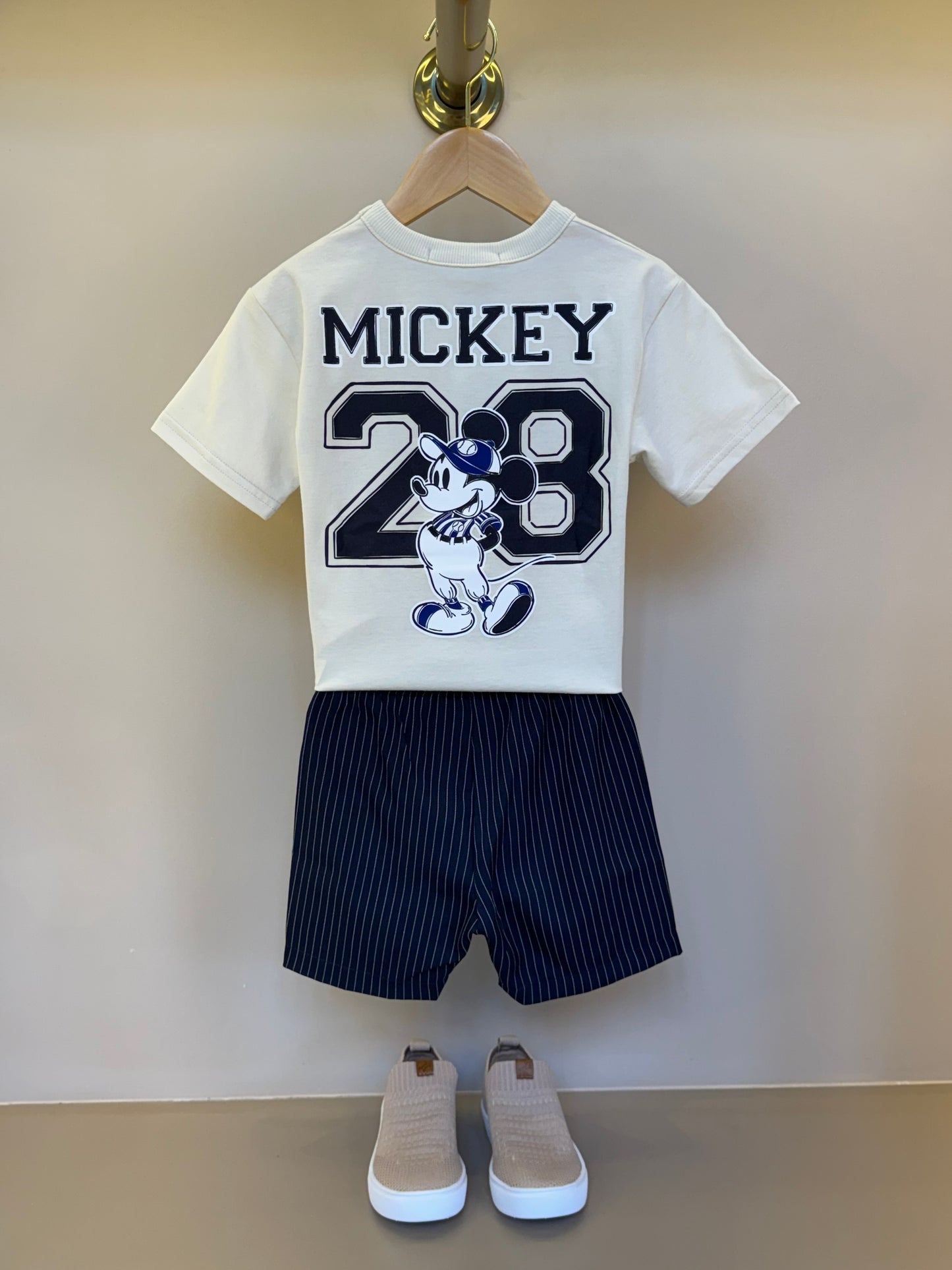 Conjunto Infantil Camiseta Bege Mickey e Bermuda Marinho Listrada - Youccie