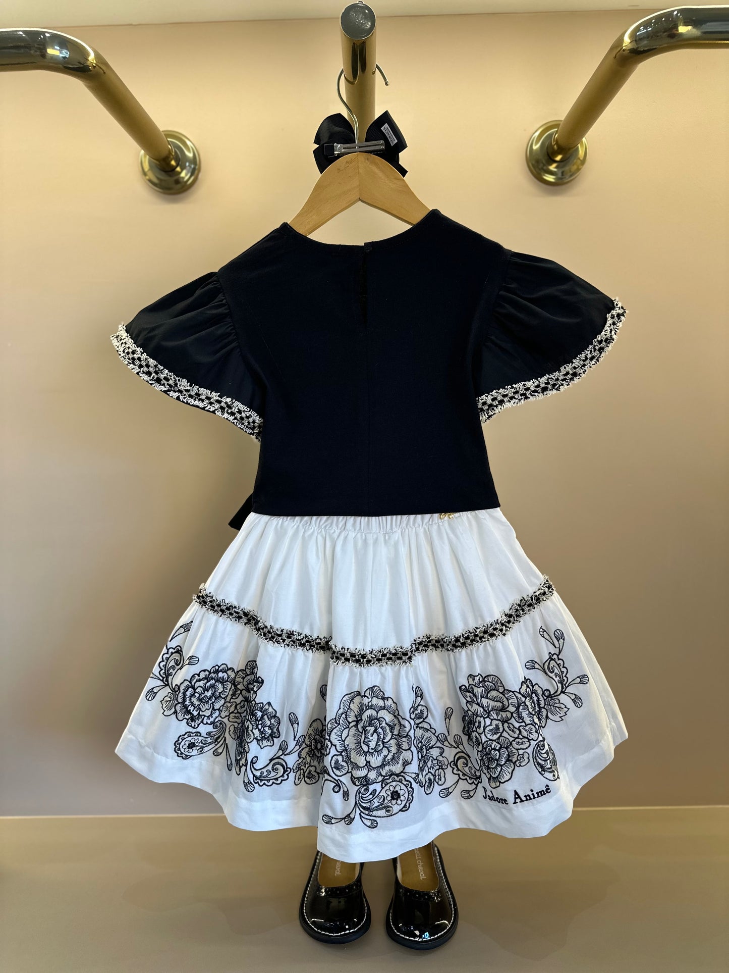 Conjunto Infantil Blusa Preta Detalhes Mangas e Saia Branca Flores - Animê