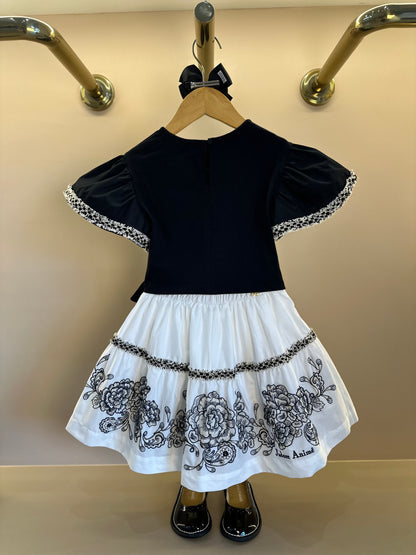 Conjunto Infantil Blusa Preta Detalhes Mangas e Saia Branca Flores - Animê