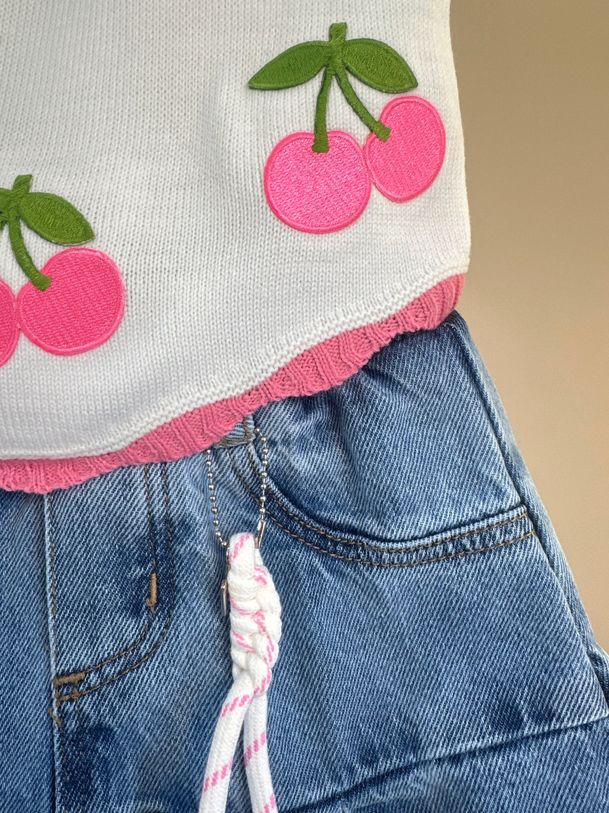 Conjunto Infantil Blusa Tricot Cerejas e Saia Jeans Pregas Com Pingente - Momi