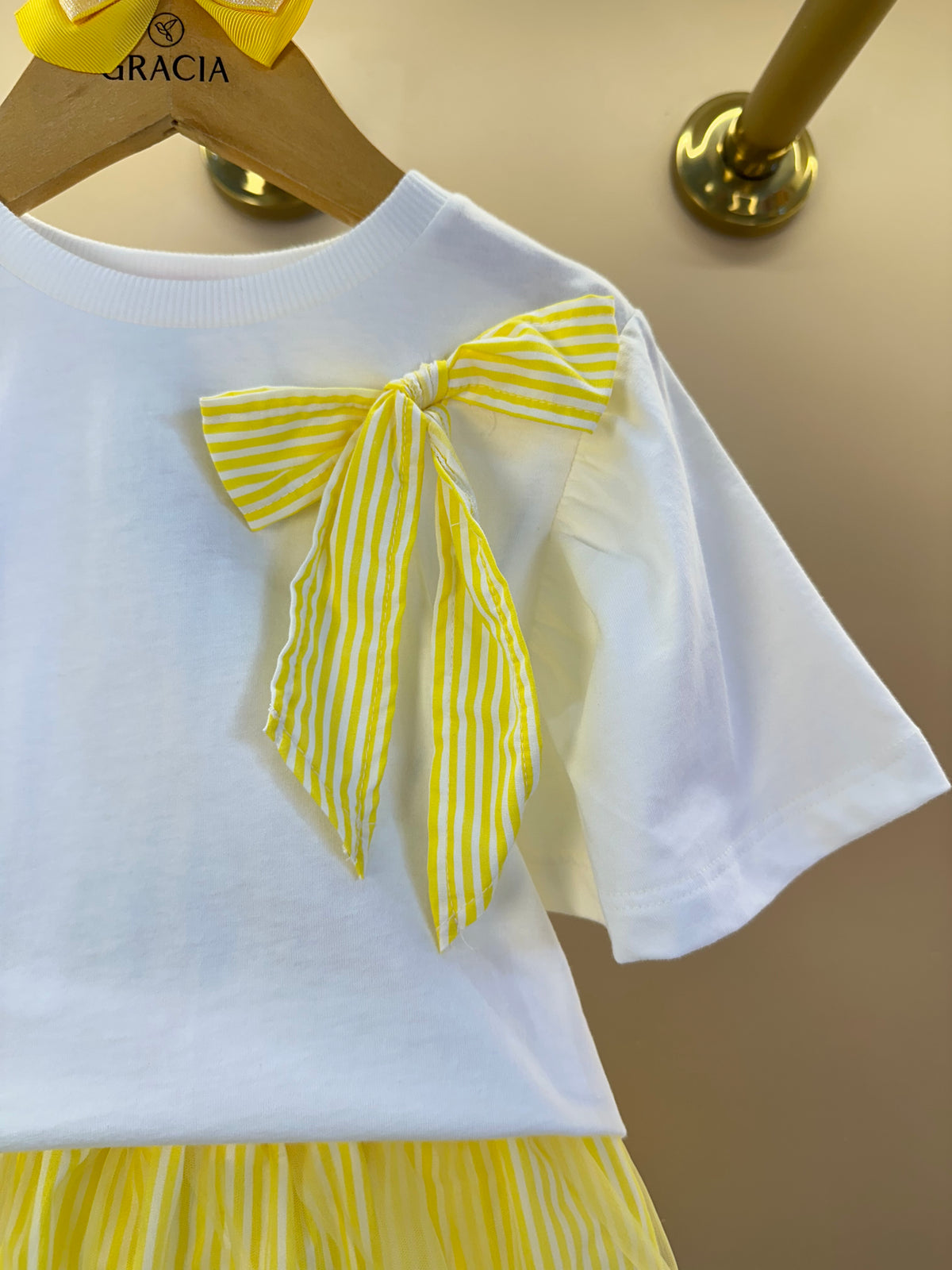 Conjunto Infantil Blusa Laço e Saia Listrada Com Aplicação de Flores - Momi