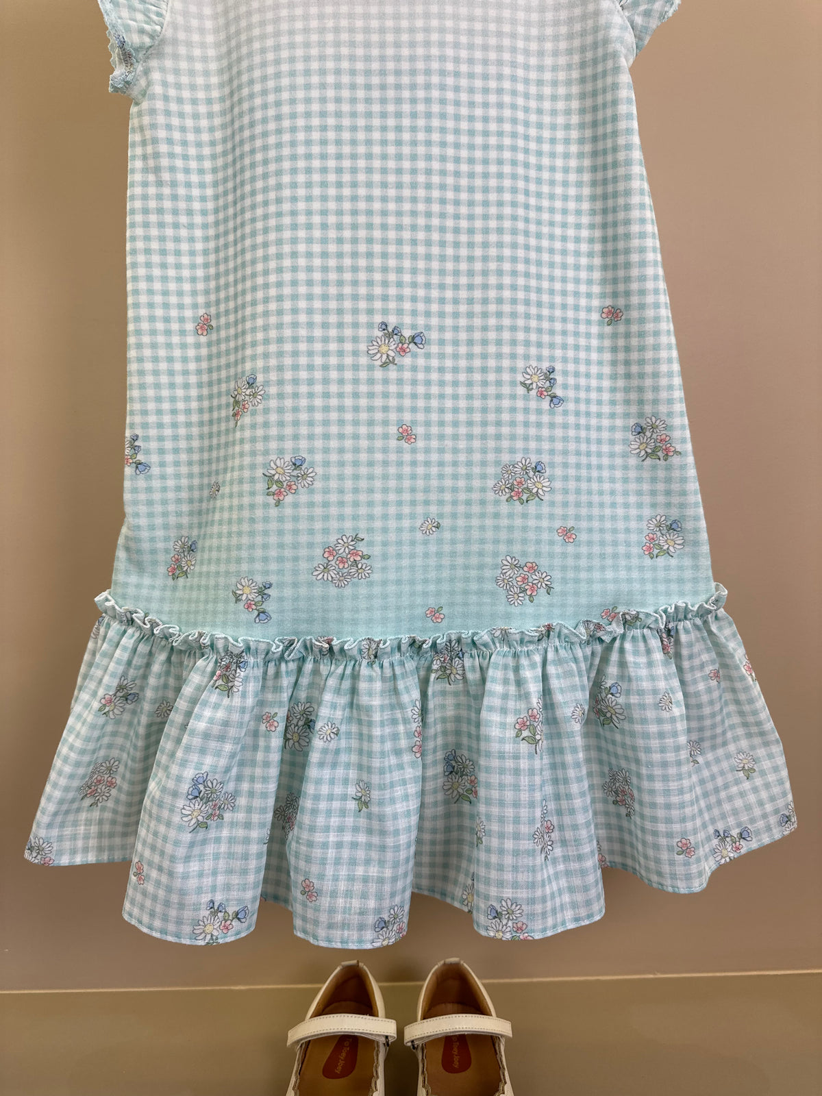 Vestido Infantil Quadriculado Azul Claro Flores e Strass - Petit Cherie