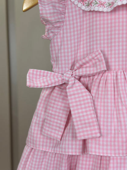 Vestido Infantil Clássico Golinha Renda Bordada Babados e Lacinhos Laterais Rosa - Roana
