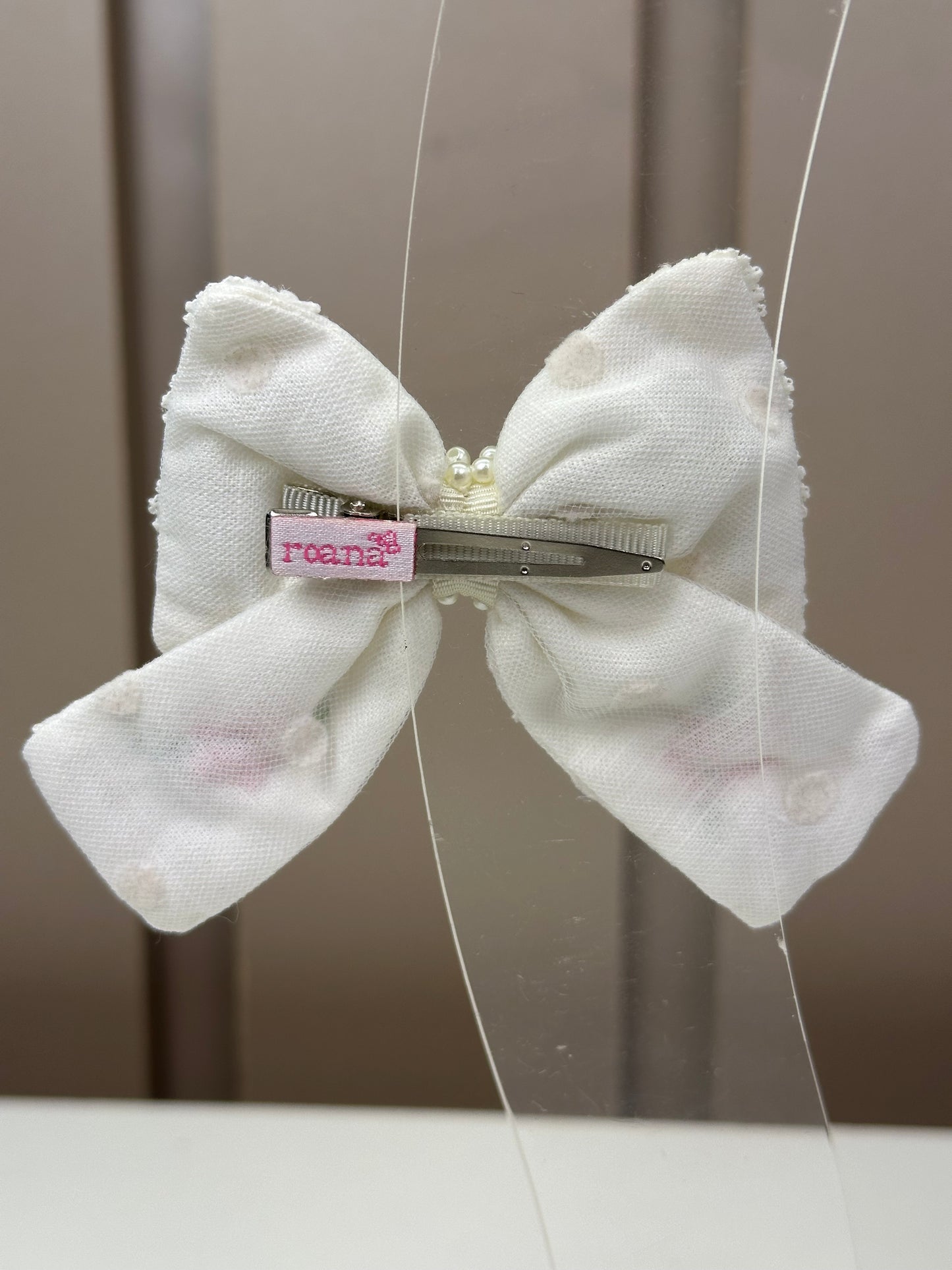 Laço Infantil Puffer Pontas Marfim Aplicação Rendas e Pérolas Flores Bordadas - Roana