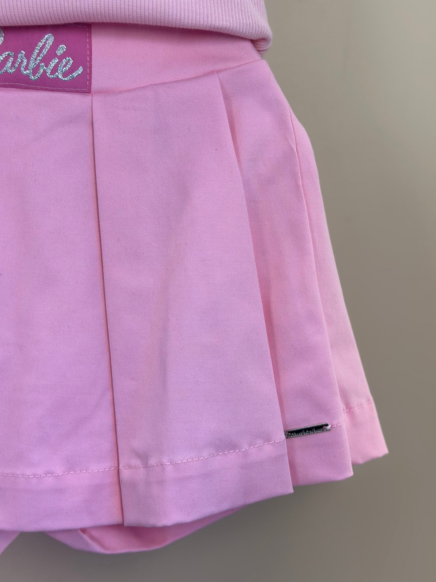 Conjunto Infantil Regata Patche Coração Barbie e Saia Sarja Pregas Patche Barbie Rosa Romântico - Pituchinhus