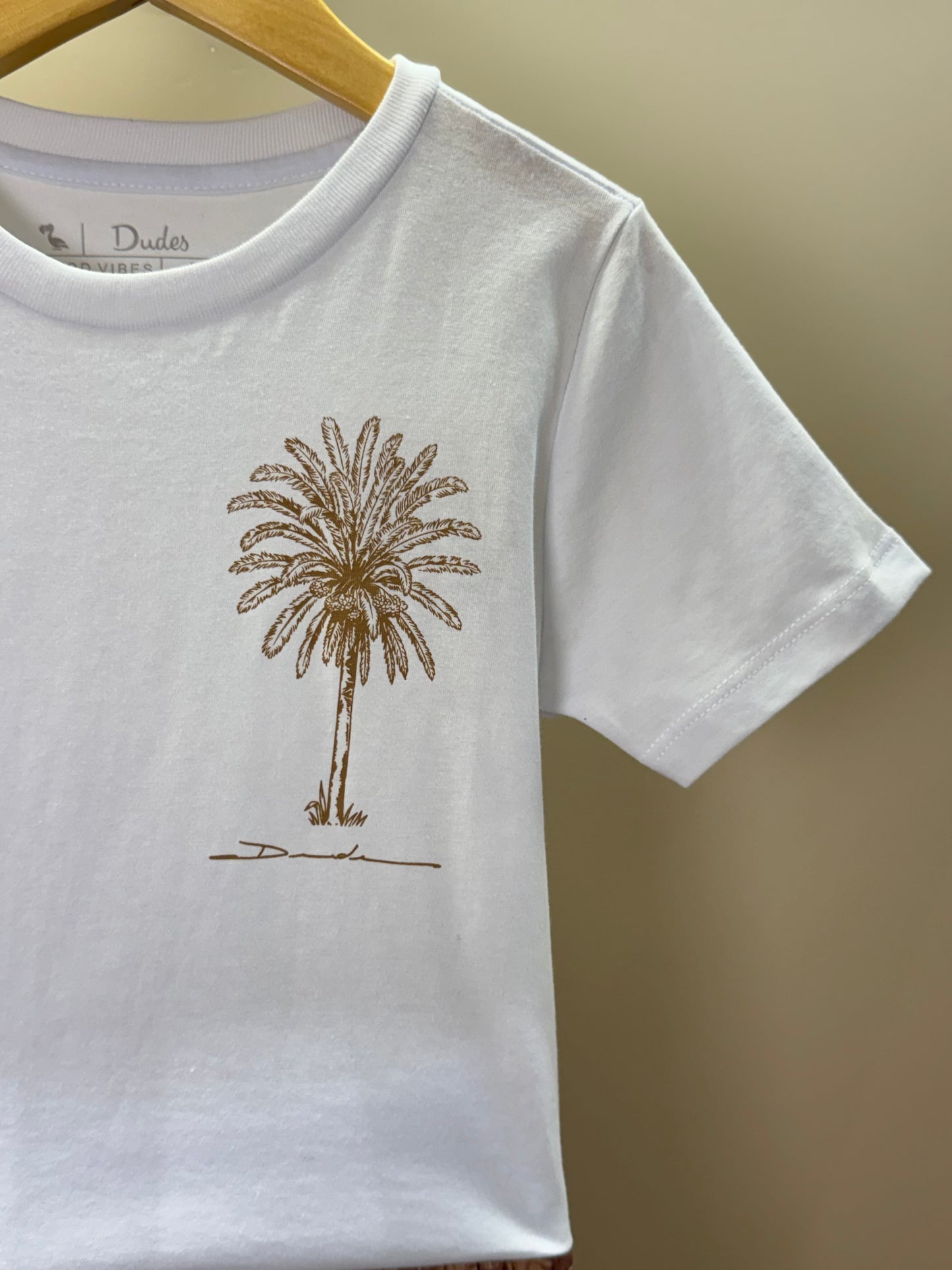 Conjunto Infantil Camiseta Branca e Shorts Coqueiros Bege - Dudes