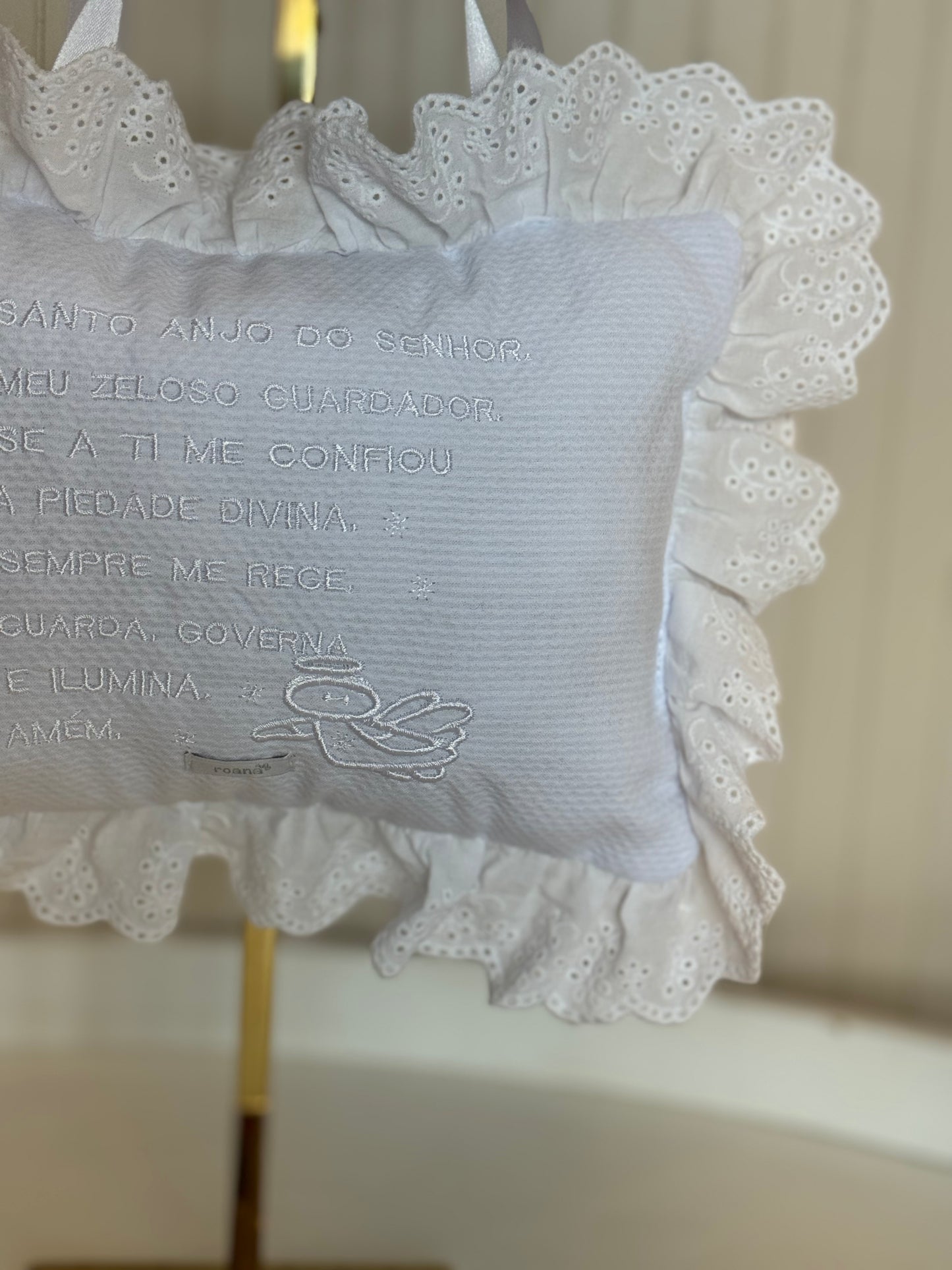 Almofada Bebê Oração Santo Anjo Rendada Bordado Branco - Roana