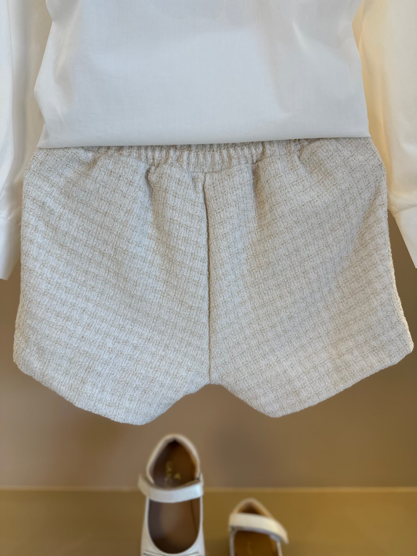 Conjunto Infantil Camisa Gola com Babado, Colete e Shorts Tweed Off White - Animê